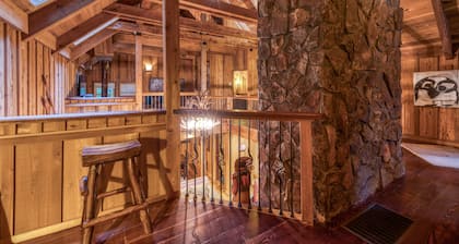 Upea Mt. Hood lodge asetettu metsäympäristössä w / palo kuoppaan ja yksityinen kylpytynnyri!