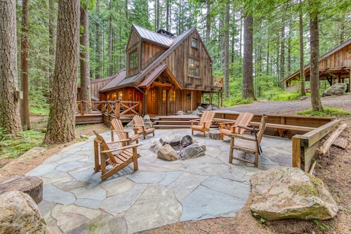 Mt. Hood lodge in Forest Setting W/ Firepit & NEW Private Hot Tub