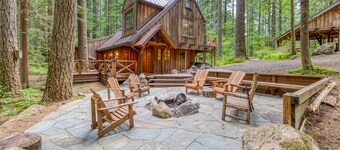 Mt. Hood lodge in Forest Setting W/ Firepit & NEW Private Hot Tub