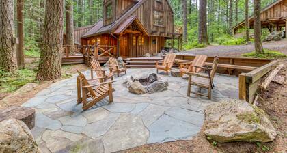 Mt. Hood lodge in Forest Setting W/ Firepit & NEW Private Hot Tub