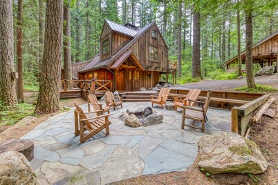 Mt. Hood lodge in Forest Setting W/ Firepit & NEW Private Hot Tub