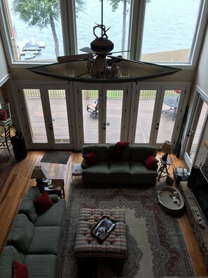 TV, fireplace, ping pong, books