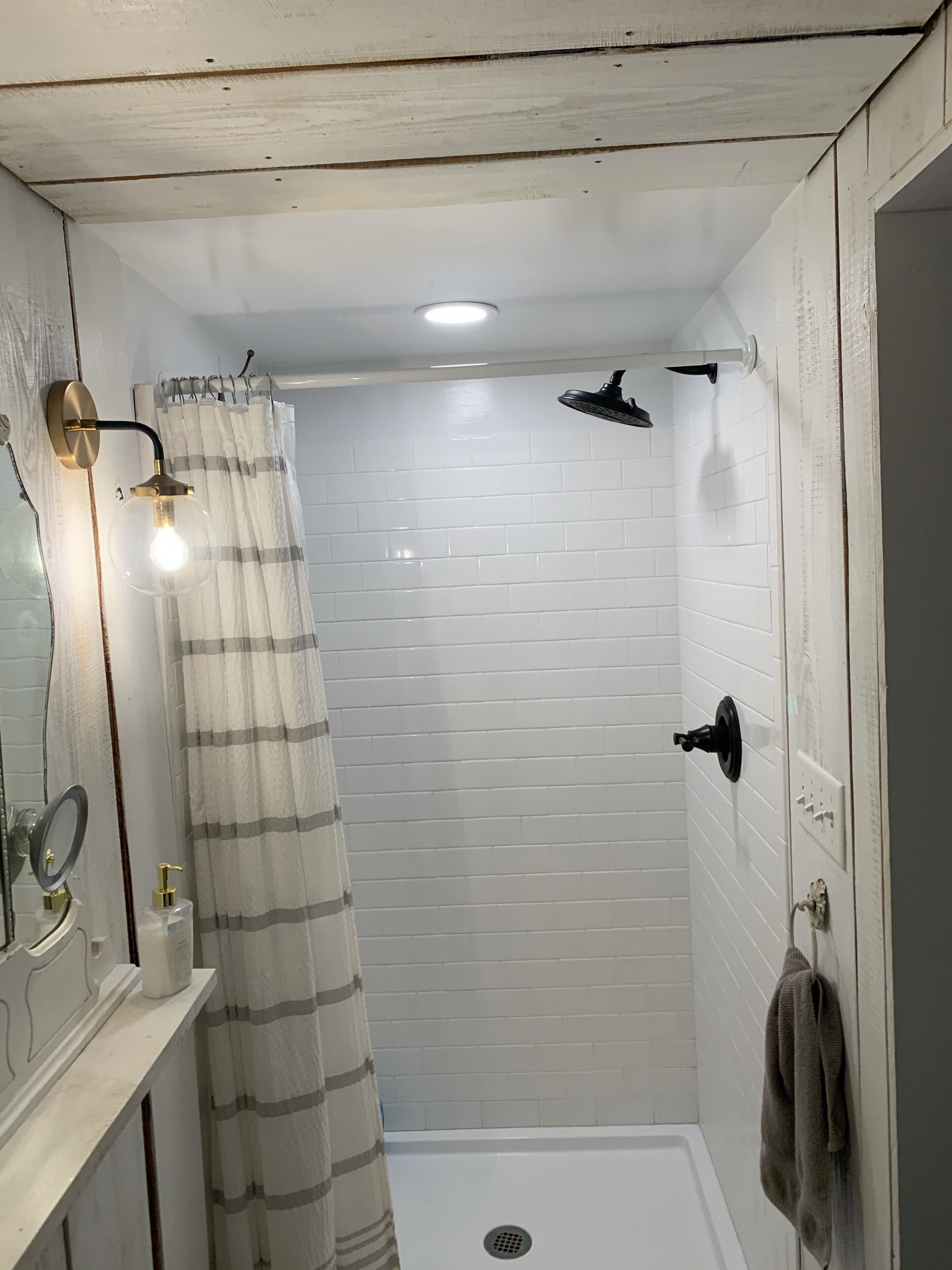 Douche, serviettes fournies, savon, papier toilette