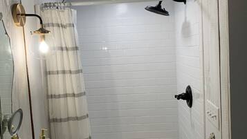 Douche, serviettes fournies, savon, papier toilette