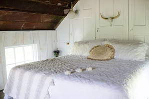 1 bedroom, free WiFi, bed sheets - Romantic Treehouse on Working Family Farm-Flower & Goats-near Chattanooga (Flintstone)