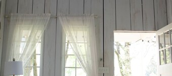 70エーカーの農場でロマンチックな自由奔放に生きるツリーハウス