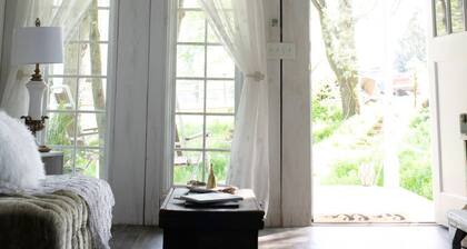 Romantic Treehouse on Working Family Farm-Flower & Goats-near Chattanooga