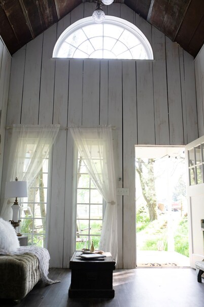 Romantic Treehouse on Working Family Farm-Flower & Goats-near Chattanooga