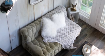 Romantic Treehouse on Working Family Farm-Flower & Goats-near Chattanooga