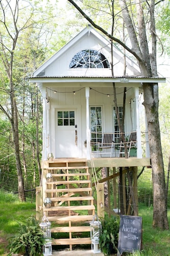 Romantic Treehouse on Working Family Farm-Flower & Goats-near Chattanooga