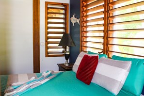 3 bedrooms, WiFi, bed sheets - Family Friendly Private Beach Resort, Pool, Dive Shop, Nature, Bar & Grill (Palmetto Bay)