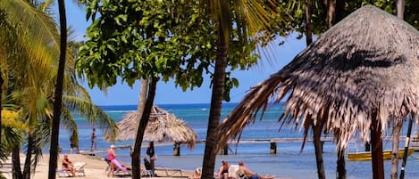 Playa en los alrededores, camastros y toallas de playa