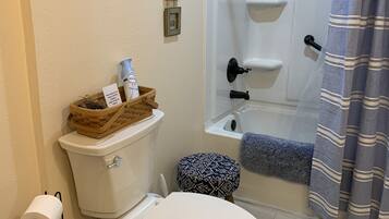 Ensemble douche/baignoire, sèche-cheveux, serviettes fournies, savon