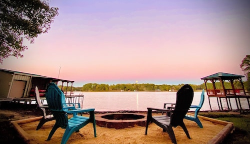 Lakehouse, Sleeps 6, Private Dock, Infinity Beach Pit, 2 Kayaks!