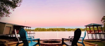 Lakehouse, Sleeps 6, Private Dock, Infinity Beach Pit, 2 Kayaks!