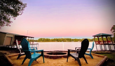 Lakehouse, Sleeps 6, Private Dock, Infinity Beach Pit, 2 Kayaks!
