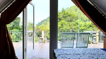 3 bedrooms, desk, iron/ironing board, bed sheets
