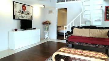 3 bedrooms, desk, iron/ironing board, bed sheets