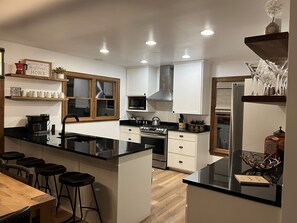 Fridge, microwave, oven, stovetop - Newly Renovated! Wine Down at our Cozy Highlands Mountain Retreat (Highlands)