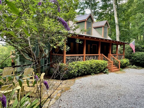 Newly Renovated! Wine Down at our Cozy Highlands Mountain Retreat