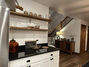 Fridge, microwave, oven, stovetop - Newly Renovated! Wine Down at our Cozy Highlands Mountain Retreat (Highlands)