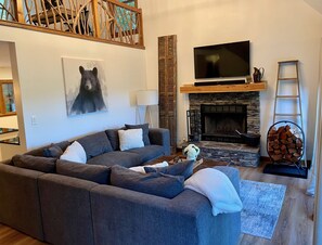 TV connectée, cheminée, jeux vidéo, table de tennis de table