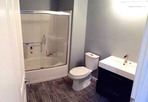 Duschwanne, Haartrockner, Handtücher