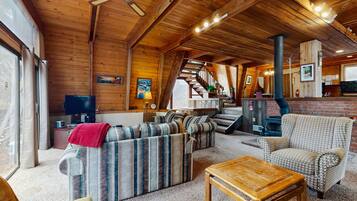 Een televisie en boeken