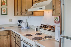 Fridge, microwave, oven, stovetop - Beach Condo, Free Wi-Fi, Sunny, Bright with trail path to beach (Ocean Shores)