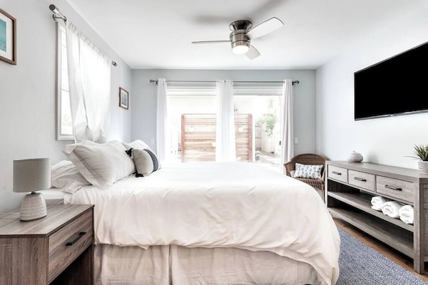Master Bedroom - King Casper Mattress