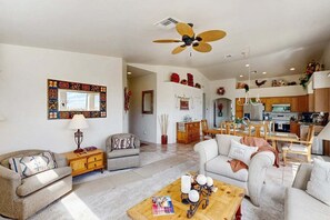 Smart TV, chimenea, reproductor de DVD y libros 