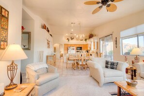 Televisio, takka, DVD-soitin, kirjoja