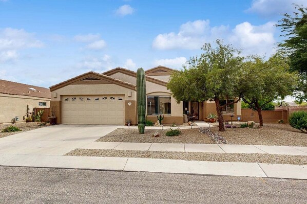 A residential house with a garage, a large cactus, and a tree in the front yard. - Mountain Calling spectacular views/ Spacious 3 BR Home/ Oro Valley/ Tucson (Tucson)