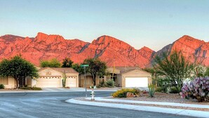 A residential street with houses, a clear sky, and red mountains in the background. - Mountain Calling spectacular views/ Spacious 3 BR Home/ Oro Valley/ Tucson (Tucson)