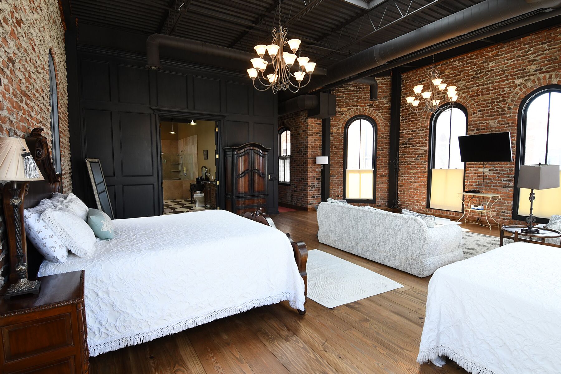 MASSIVE Luxurious Loft-style Suite in Downtown Lexington! 7,000 sq/ft! 