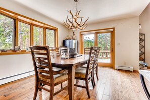 Dining - Breathtaking Views! Family Friendly/Pet Friendly w/Hot Tub, Game Room - Mountain Aire' Getaway (Alma)
