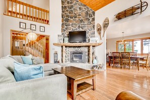 TV, video games, DVD player - Breathtaking Views! Family Friendly/Pet Friendly w/Hot Tub, Game Room - Mountain Aire' Getaway (Alma)