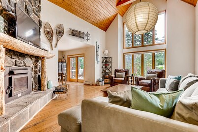 Breathtaking Views! Family Friendly/Pet Friendly w/Hot Tub, Game Room - Mountain Aire' Getaway