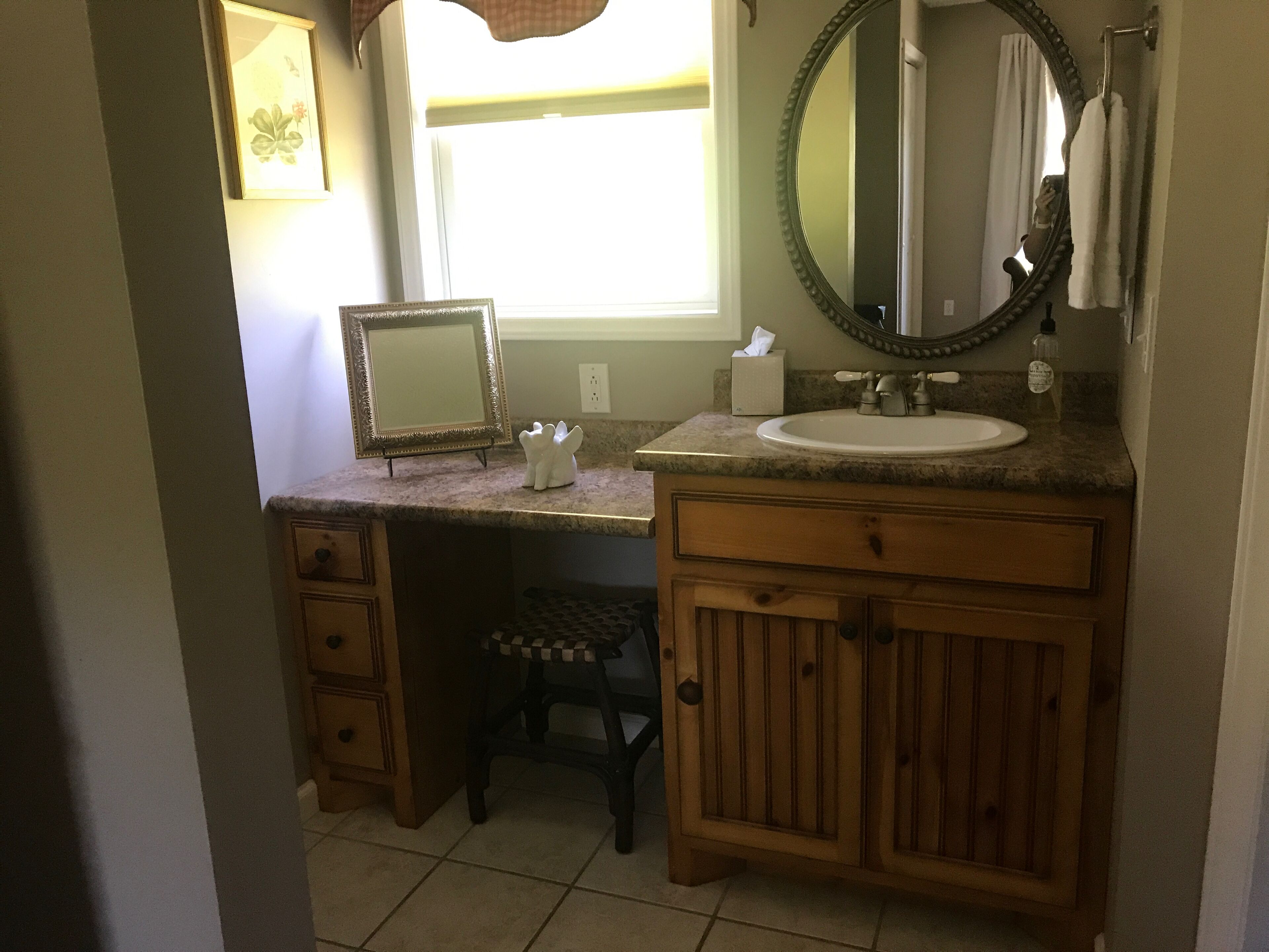 Een haardroger, handdoeken, zeep, toiletpapier