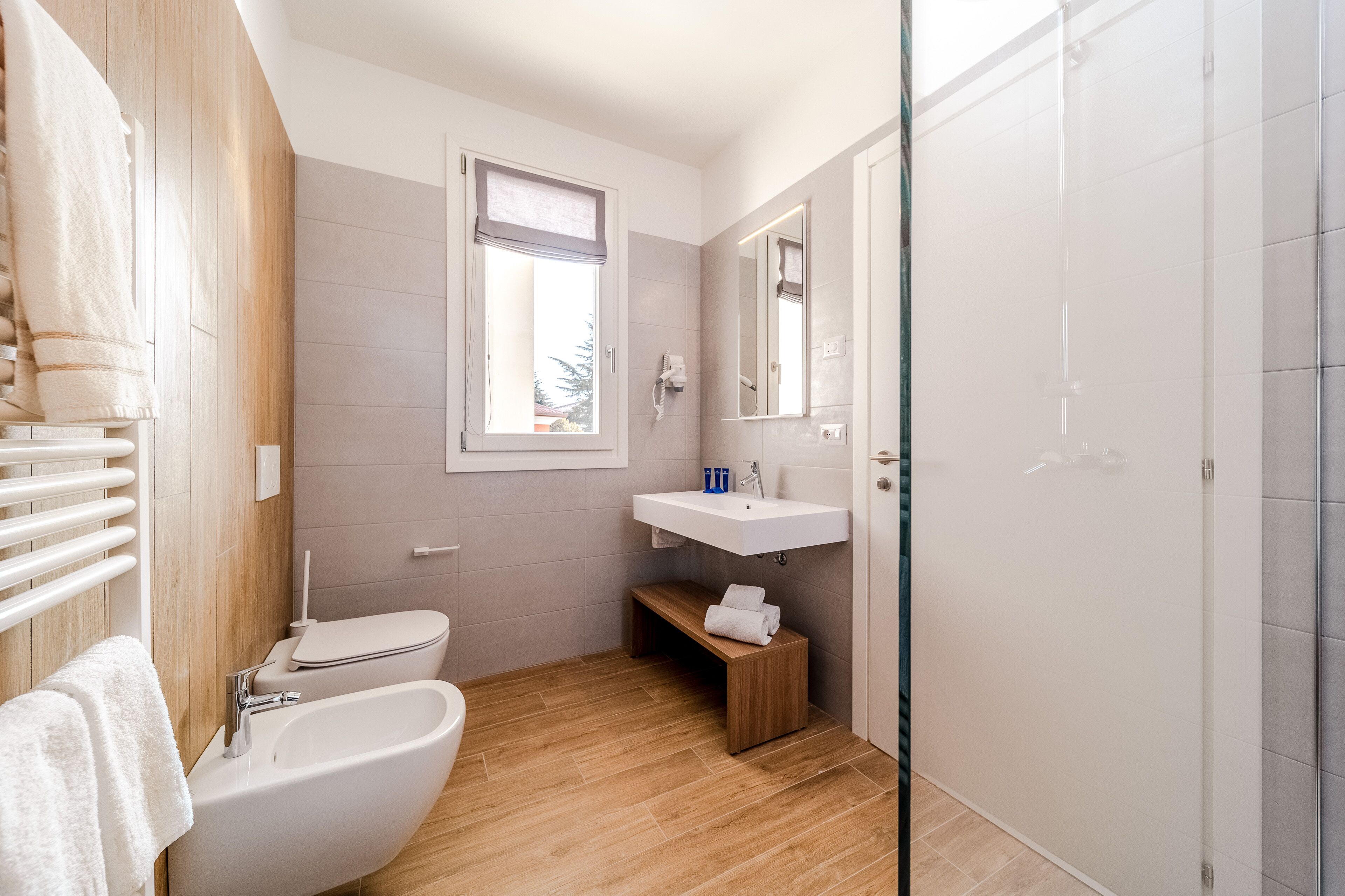 Ein modernes Badezimmer mit Badewanne, Waschbecken und Toilette.
