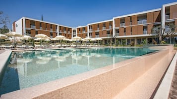 Kolam renang outdoor musiman, dengan payung kolam renang