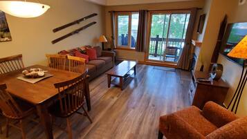 Tv, pejs, dvd-afspiller, bøger