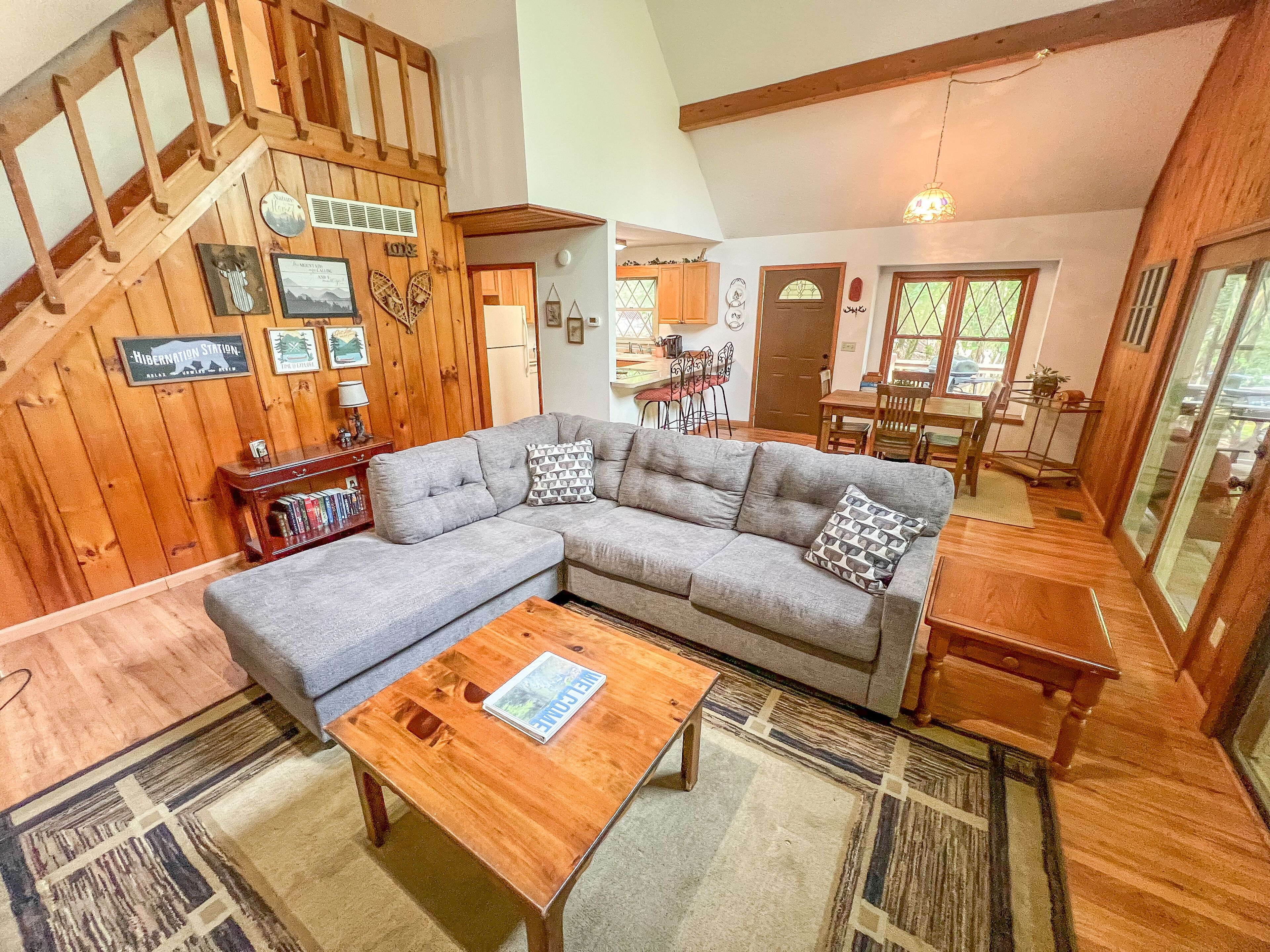 Smart TV, fireplace, Netflix, Hulu