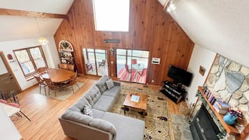 Smart TV, fireplace, Netflix, Hulu