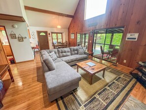 Smart TV, fireplace, Netflix, Hulu