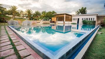Exercise/lap pool