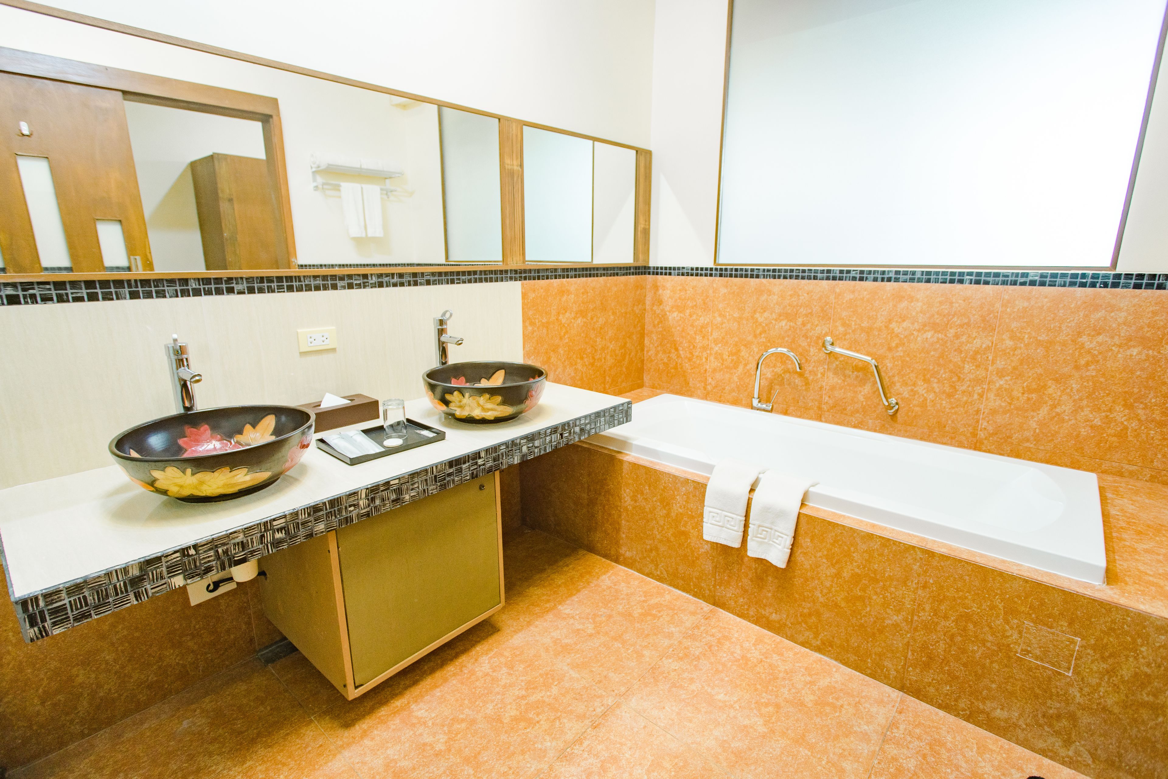 deluxe room | bathroom | free toiletries, slippers, towels, soap