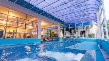 Innenpool, 2 Außenpools, Liegestühle