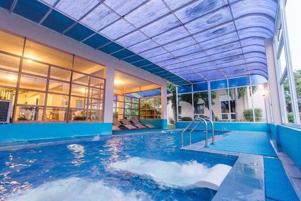 Piscine intérieure, 2 piscines extérieures, 7 h à 22 h, chaises longues