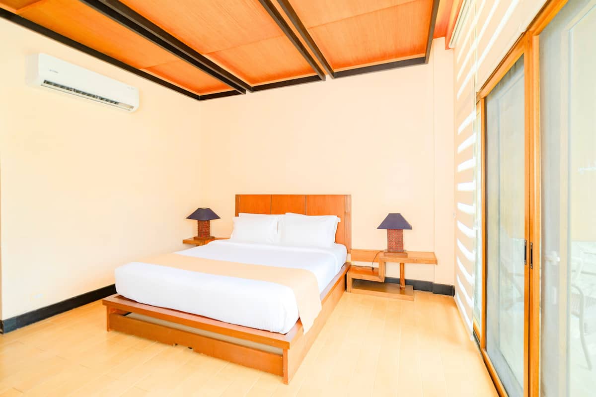 Deluxe Room (Pet-Friendly) | Roupa de cama